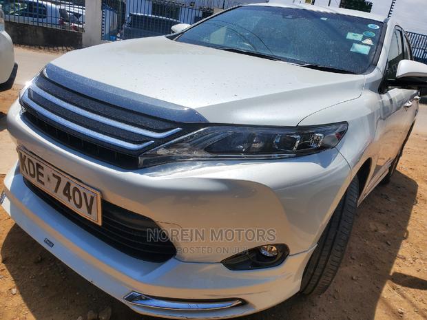 2014 Toyota Harrier Off-White: Sophisticated and Modern