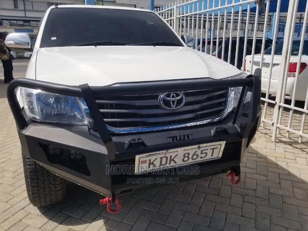 2015 Toyota Hilux SR5 4x4 White: Powerful and Stylish Pickup Truck