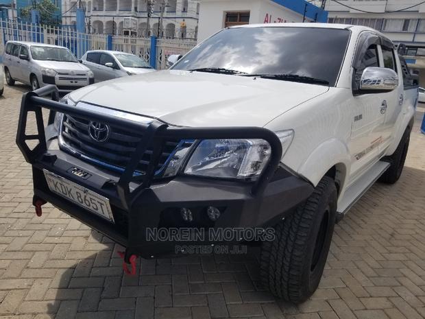 2015 Toyota Hilux SR5 4x4 White: Powerful and Stylish Pickup Truck