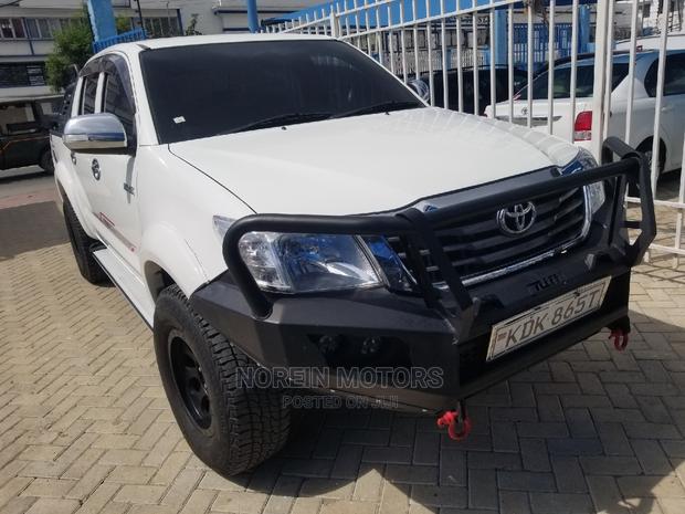 2015 Toyota Hilux SR5 4x4 White: Powerful and Stylish Pickup Truck
