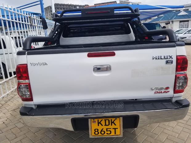 2015 Toyota Hilux SR5 4x4 White: Powerful and Stylish Pickup Truck