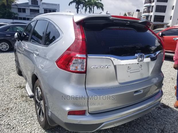 2015 Honda CR-V in Silver - Excellent Value