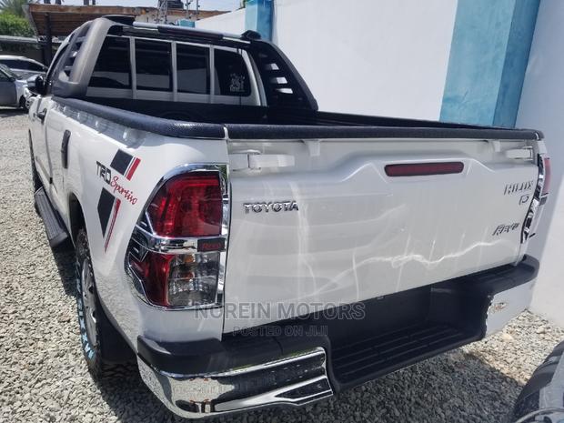 2015 Toyota Hilux SR 4x4 White - Powerful Off-Road Vehicle