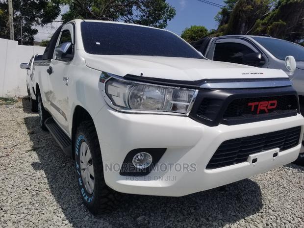 2015 Toyota Hilux SR 4x4 White - Powerful Off-Road Vehicle