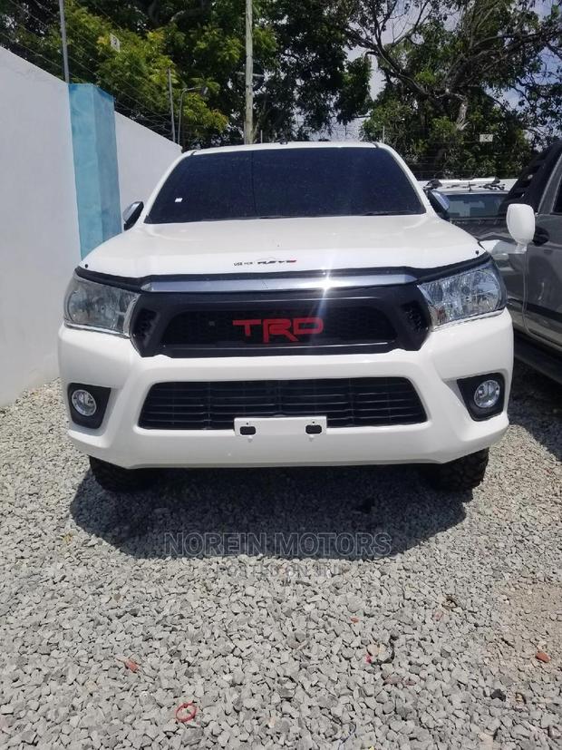 2015 Toyota Hilux SR 4x4 White - Powerful Off-Road Vehicle