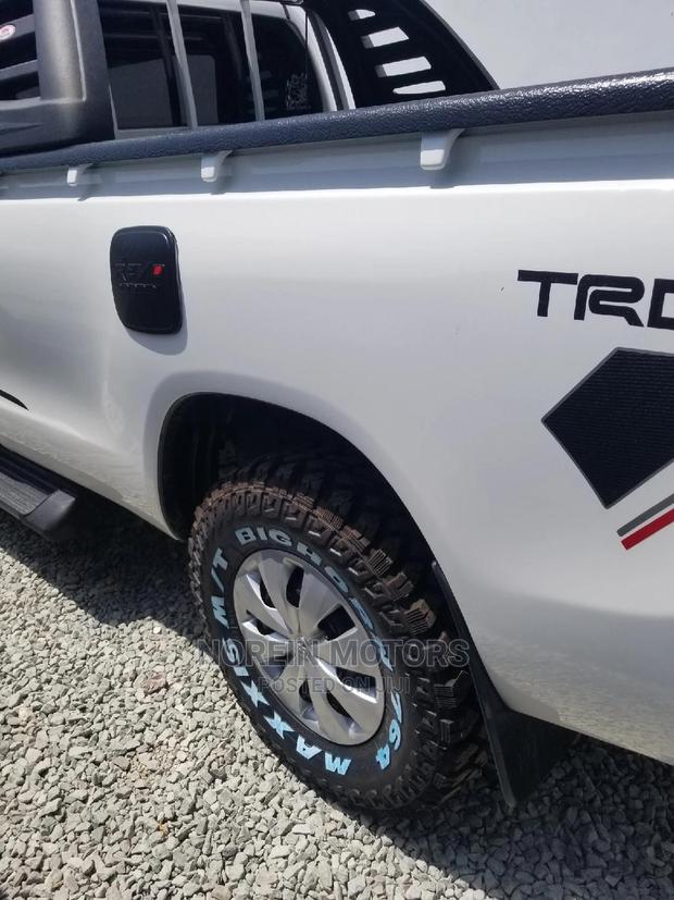 2015 Toyota Hilux SR 4x4 White - Powerful Off-Road Vehicle