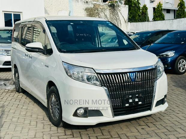 White 2015 Toyota Esquire - Premium Sedan at a Great Price