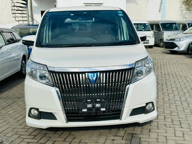 White 2015 Toyota Esquire - Premium Sedan at a Great Price
