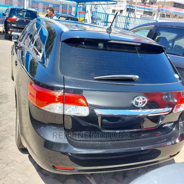 New 2016 Toyota Avensis Blue: Sedan for Everyday Use