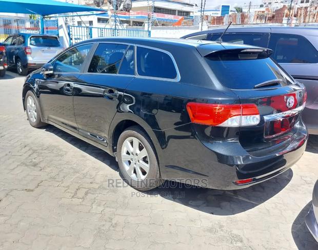 New 2016 Toyota Avensis Blue: Sedan for Everyday Use