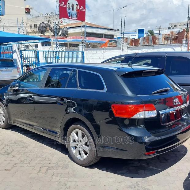 New 2016 Toyota Avensis Blue: Sedan for Everyday Use