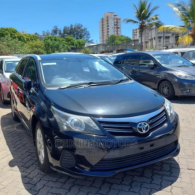 New 2016 Toyota Avensis Blue: Sedan for Everyday Use