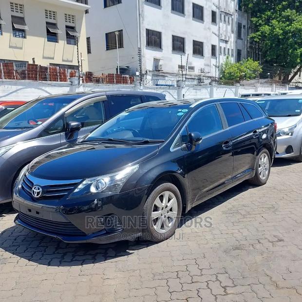 New 2016 Toyota Avensis Blue: Sedan for Everyday Use
