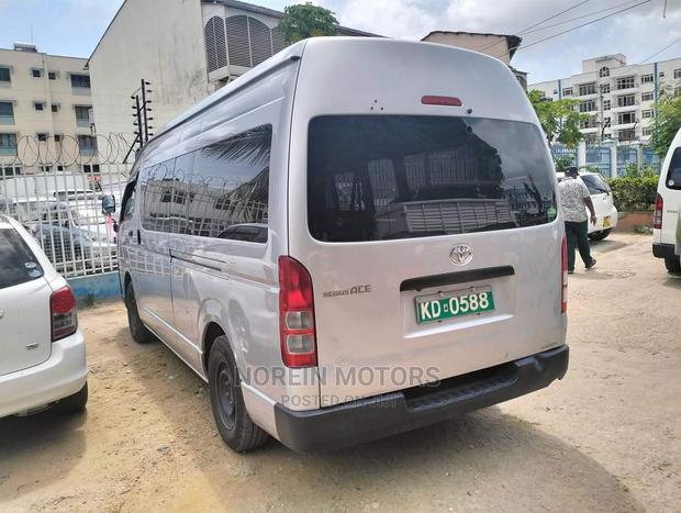 2015 Toyota HiAce Silver - Reliable Used Passenger Van