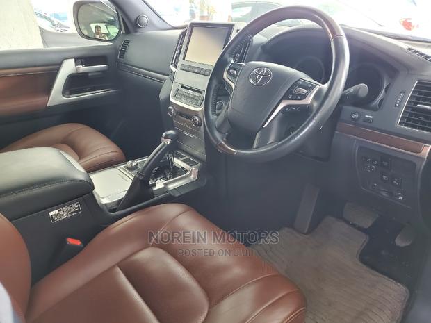 2016 Toyota Land Cruiser in Blue: Power, Style, and Durability