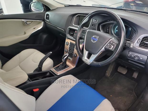 Used Purple Volvo V40 2015 - Modern Compact Sedan for Sale