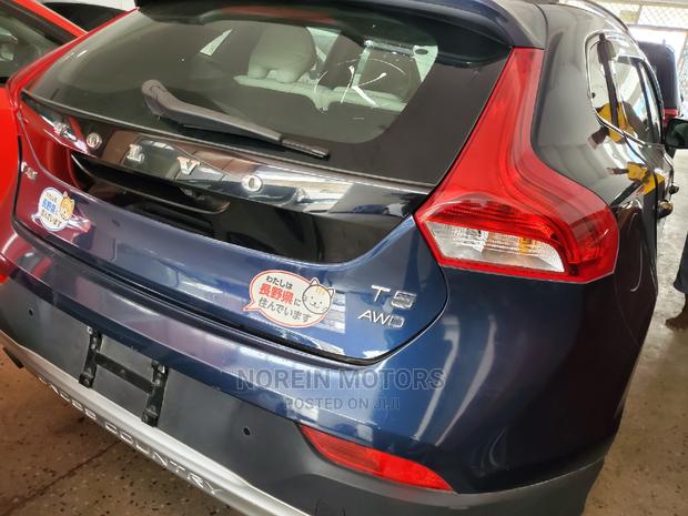 Used Purple Volvo V40 2015 - Modern Compact Sedan for Sale