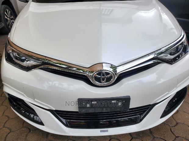 Off-White Toyota Auris 2016: Timeless Elegance Meets Modern Design