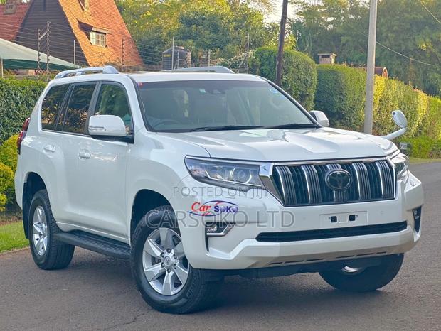 2017 Toyota Land Cruiser Pearl: Combining Luxury with Off-Road Performance