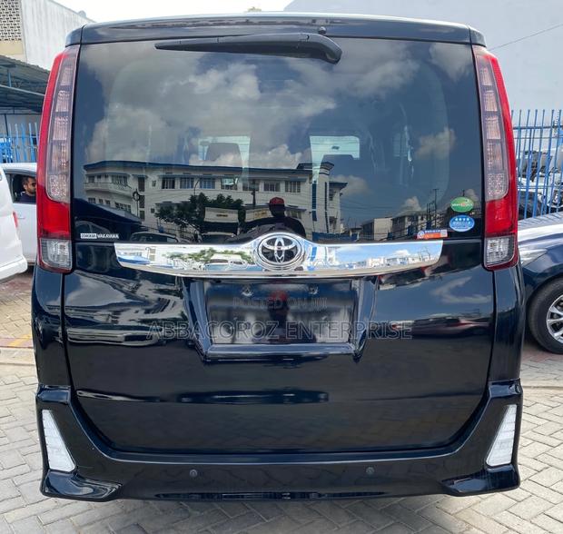 Toyota Noah 2.0 AWD (8 Seater) 2016 Black