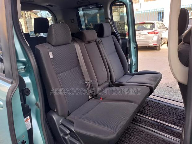 Toyota Noah 2.0 AWD (8 Seater) 2015