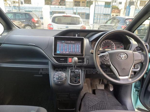 Toyota Noah 2.0 AWD (8 Seater) 2015