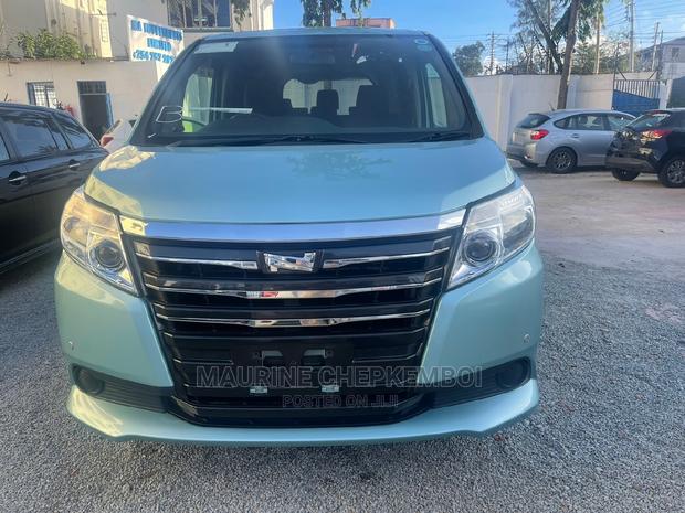 Toyota Noah 2.0 AWD (8 Seater) 2015