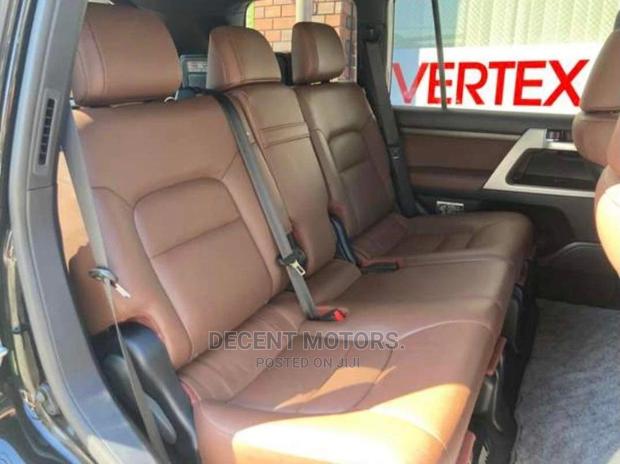 Luxury 2016 Toyota Land Cruiser 4.6 V8 ZX in Black - Premium Off-Roader