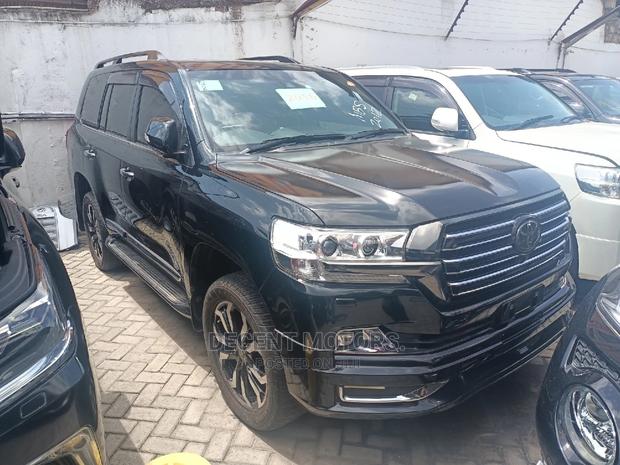 Luxury 2016 Toyota Land Cruiser 4.6 V8 ZX in Black - Premium Off-Roader