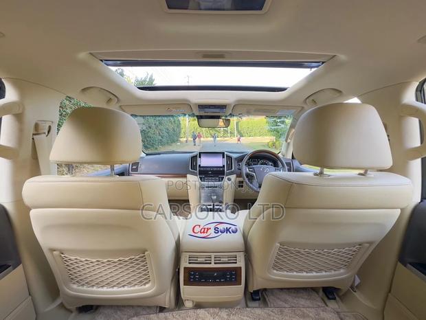 White 2016 Land Cruiser ZX V8 4.6 - Premium SUV for Breathtaking Journeys