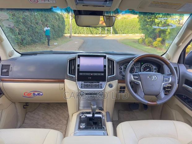 White 2016 Land Cruiser ZX V8 4.6 - Premium SUV for Breathtaking Journeys