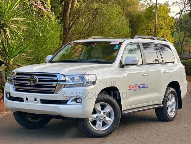 White 2016 Land Cruiser ZX V8 4.6 - Premium SUV for Breathtaking Journeys