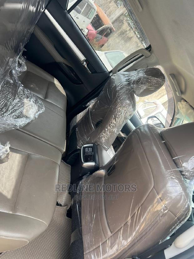 2016 Toyota Hilux with Pearl Package: A High-end Pickup Truck Experience
