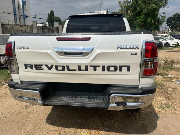 2016 Toyota Hilux with Pearl Package: A High-end Pickup Truck Experience