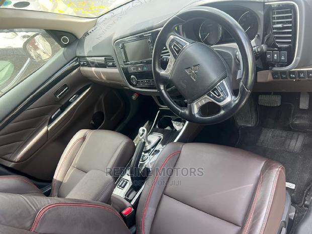 2016 Mitsubishi Outlander - Gray Exterior: Spacious, Reliable, and Attractive SUV