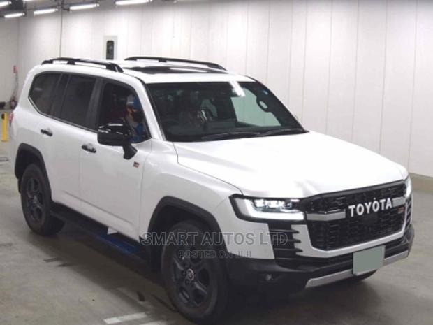 2022 Toyota Land Cruiser Pearl: Luxury and Capability Combined
