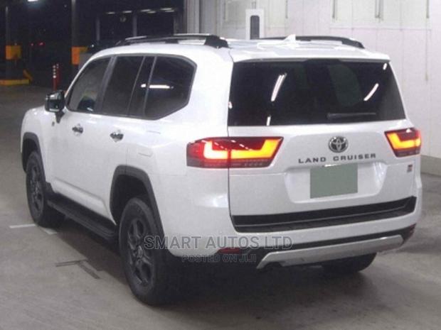 2022 Toyota Land Cruiser Pearl: Luxury and Capability Combined