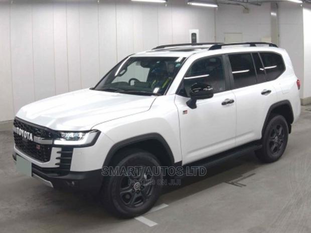 2022 Toyota Land Cruiser Pearl: Luxury and Capability Combined