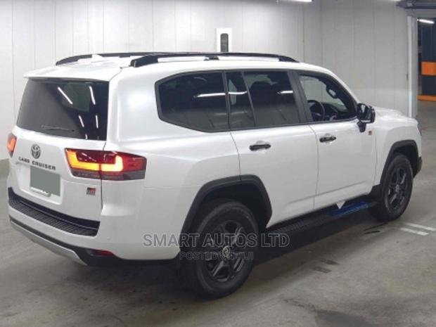 2022 Toyota Land Cruiser Pearl: Luxury and Capability Combined