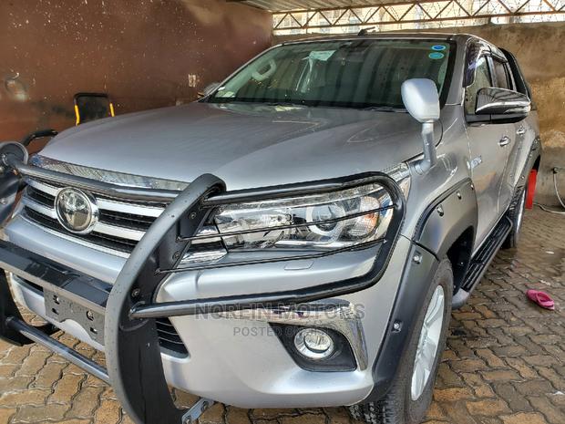 2016 Toyota Hilux Gray: Stylish & Robust Off-Road Vehicle