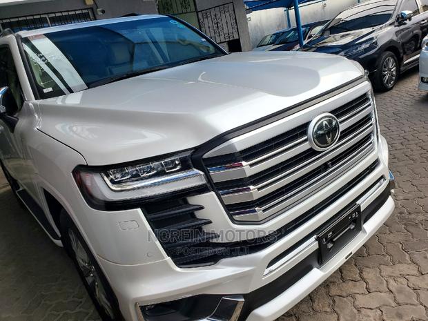 2023 Toyota Land Cruiser Pearl: Unmatched Power and Comfort on the Road