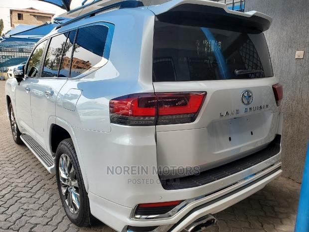 2023 Toyota Land Cruiser Pearl: Unmatched Power and Comfort on the Road