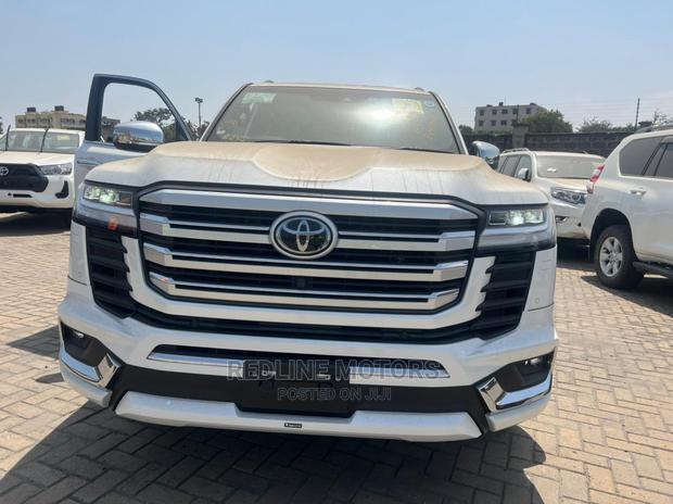 2016 Toyota Land Cruiser Pearl - Quality and Reliability Guaranteed