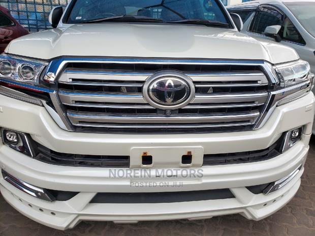 2017 Land Cruiser in Off-White - Ideal for Off-Road Expeditions