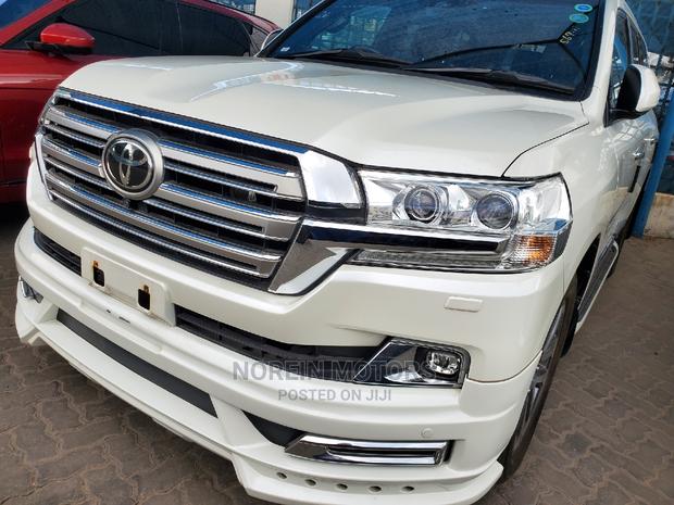2017 Land Cruiser in Off-White - Ideal for Off-Road Expeditions