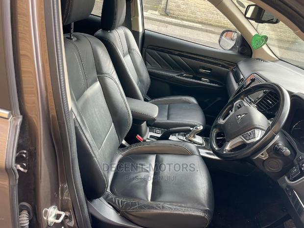 Stylish 2016 Mitsubishi Outlander ES FWD in Brown - Quality Pre-Owned Vehicle