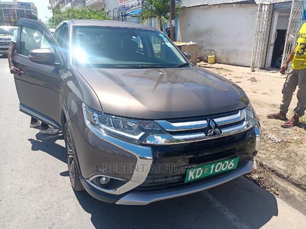 Stylish 2016 Mitsubishi Outlander ES FWD in Brown - Quality Pre-Owned Vehicle