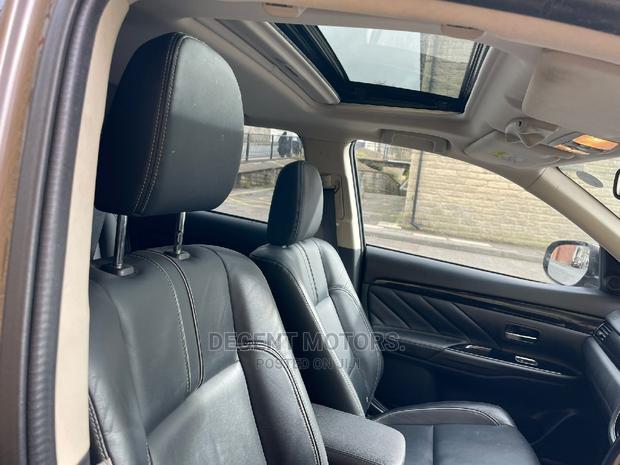 Stylish 2016 Mitsubishi Outlander ES FWD in Brown - Quality Pre-Owned Vehicle