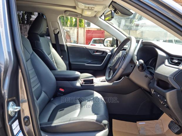 Gray Toyota RAV4 2019: Luxury and Capability in One Package