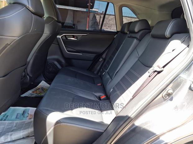 Gray Toyota RAV4 2019: Luxury and Capability in One Package